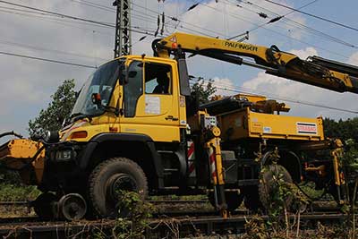 Zweiwege-UNIMOG U 405 mit Kran und Arbeitskorb