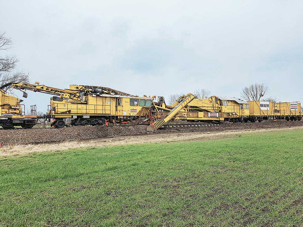 RM 80 ⁄ 99 UHR Ballast Bed Cleaning Machine